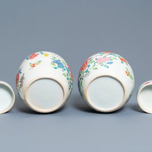 Een paar Chinese famille rose dekselpotten met floraal decor, Yongzheng — foto 6