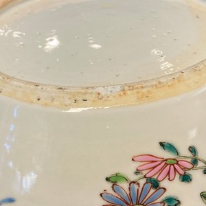 Een paar Chinese famille rose dekselpotten met floraal decor, Yongzheng — foto 10
