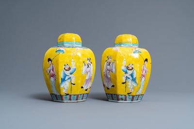Een paar Chinese famille rose dekselpotten met onsterfelijken, Jiaqing merk, Republiek