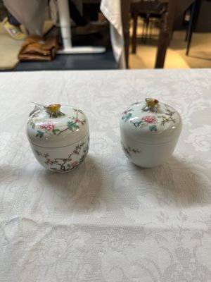 Een paar Chinese famille rose dekselpotten met vogels en bloemen, Guangxu merk en periode — foto 1