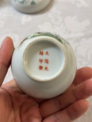 Een paar Chinese famille rose dekselpotten met vogels en bloemen, Guangxu merk en periode — foto 8