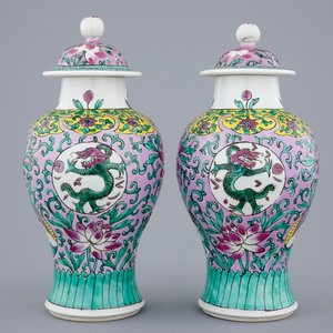 Een paar Chinese famille rose dekselvaasjes, 19/20e eeuw — foto 1