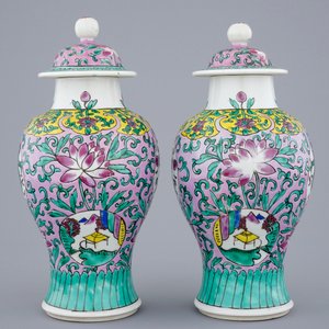 Een paar Chinese famille rose dekselvaasjes, 19/20e eeuw — foto 2