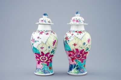 Een paar Chinese famille rose dekselvaasjes met decor van tabaksbladeren, Qianlong, 18e eeuw