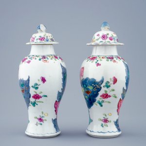 Een paar Chinese famille rose dekselvaasjes met decor van tabaksbladeren, Qianlong, 18e eeuw — foto 3