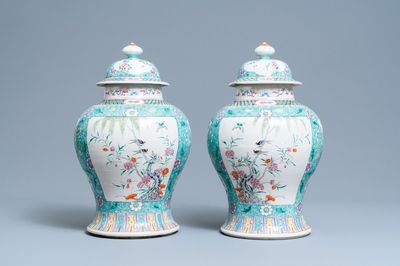 Een paar Chinese famille rose dekselvazen, 19e eeuw