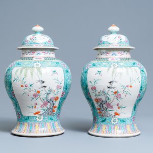 Een paar Chinese famille rose dekselvazen, 19e eeuw — foto 1