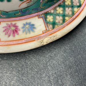 Een paar Chinese famille rose dekselvazen, 19e eeuw — foto 11