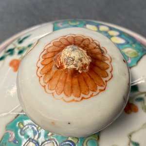 Een paar Chinese famille rose dekselvazen, 19e eeuw — foto 14