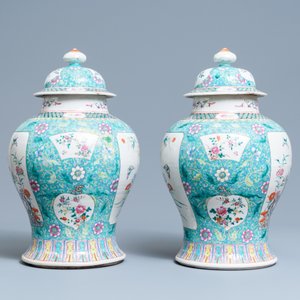 Een paar Chinese famille rose dekselvazen, 19e eeuw — foto 2