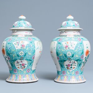 Een paar Chinese famille rose dekselvazen, 19e eeuw — foto 4