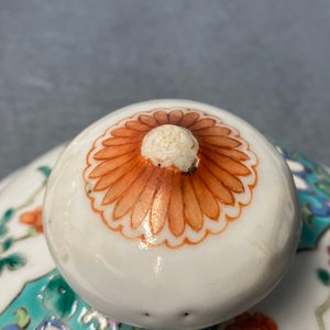 Een paar Chinese famille rose dekselvazen, 19e eeuw — foto 9