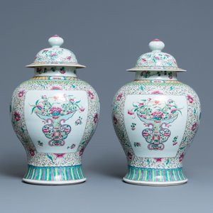 Een paar Chinese famille rose dekselvazen, 19e eeuw — foto 2