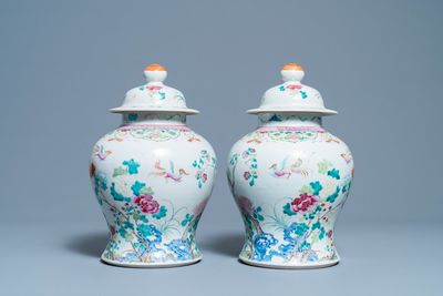 Een paar Chinese famille rose dekselvazen, 19e eeuw