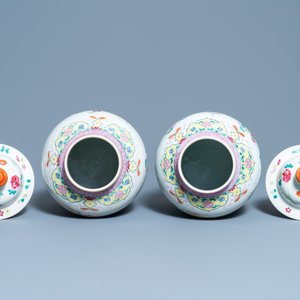 Een paar Chinese famille rose dekselvazen, 19e eeuw — foto 5
