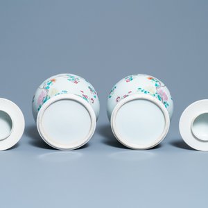 Een paar Chinese famille rose dekselvazen, 19e eeuw — foto 6