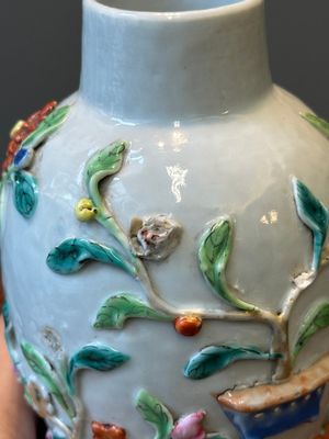 Een paar Chinese famille rose dekselvazen en een bord met bloemen in reliëf, Yongzheng — foto 18
