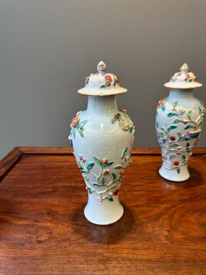 Een paar Chinese famille rose dekselvazen en een bord met bloemen in reliëf, Yongzheng — foto 27