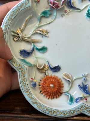 Een paar Chinese famille rose dekselvazen en een bord met bloemen in reliëf, Yongzheng — foto 3