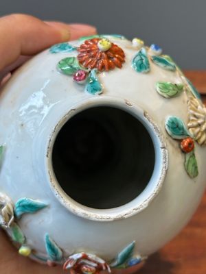 Een paar Chinese famille rose dekselvazen en een bord met bloemen in reliëf, Yongzheng — foto 34