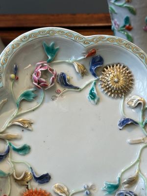 Een paar Chinese famille rose dekselvazen en een bord met bloemen in reliëf, Yongzheng — foto 4