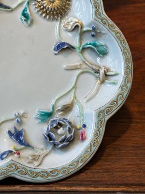 Een paar Chinese famille rose dekselvazen en een bord met bloemen in reliëf, Yongzheng — foto 5