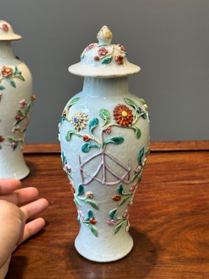 Een paar Chinese famille rose dekselvazen en een bord met bloemen in reliëf, Yongzheng — foto 10