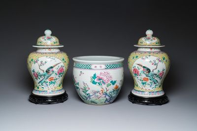 Een paar Chinese famille rose dekselvazen en een jardinière, 19/20e eeuw