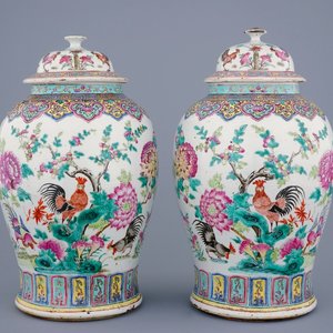 Een paar Chinese famille rose dekselvazen met decor van hanen, 19e eeuw — foto 1