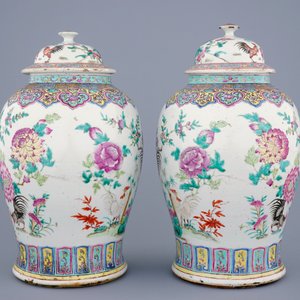 Een paar Chinese famille rose dekselvazen met decor van hanen, 19e eeuw — foto 2