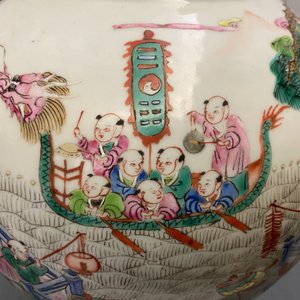 Een paar Chinese famille rose dekselvazen met decor van het lentefestival, 19e eeuw — foto 16