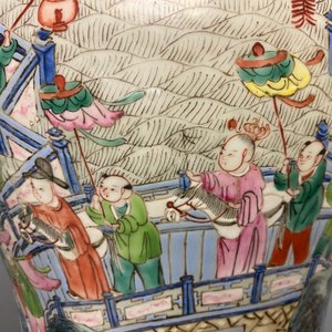 Een paar Chinese famille rose dekselvazen met decor van het lentefestival, 19e eeuw — foto 17