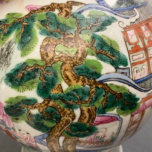 Een paar Chinese famille rose dekselvazen met decor van het lentefestival, 19e eeuw — foto 19