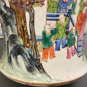 Een paar Chinese famille rose dekselvazen met decor van het lentefestival, 19e eeuw — foto 22