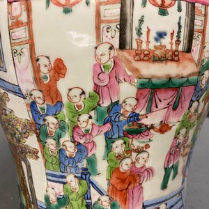 Een paar Chinese famille rose dekselvazen met decor van het lentefestival, 19e eeuw — foto 23