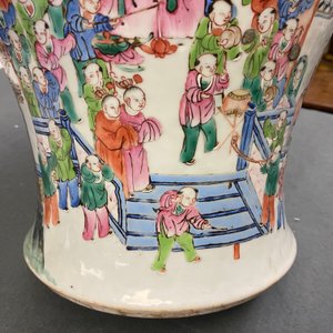 Een paar Chinese famille rose dekselvazen met decor van het lentefestival, 19e eeuw — foto 25