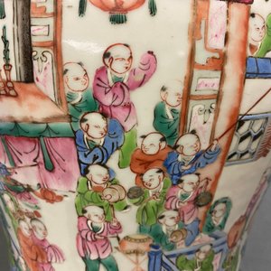 Een paar Chinese famille rose dekselvazen met decor van het lentefestival, 19e eeuw — foto 26