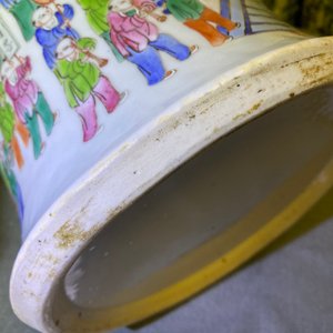 Een paar Chinese famille rose dekselvazen met decor van het lentefestival, 19e eeuw — foto 38