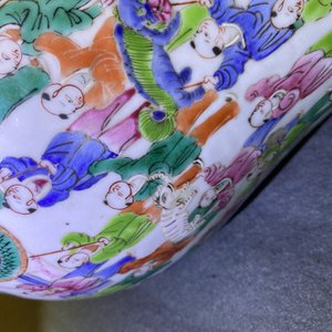 Een paar Chinese famille rose dekselvazen met decor van het lentefestival, 19e eeuw — foto 42