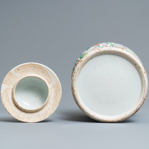 Een paar Chinese famille rose dekselvazen met decor van het lentefestival, 19e eeuw — foto 10