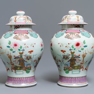 Een paar Chinese famille rose dekselvazen met decor van kostbaarheden, 18/19e eeuw — foto 2