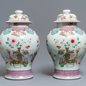 Een paar Chinese famille rose dekselvazen met decor van kostbaarheden, 18/19e eeuw — foto 4