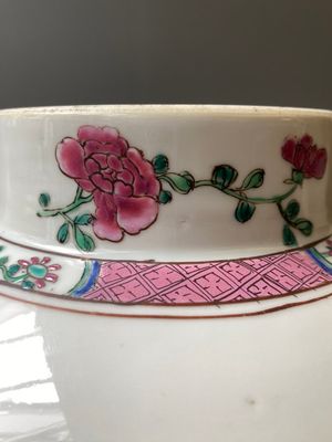 Een paar Chinese famille rose dekselvazen met een bergachtig rivierlandschap, Yongzheng — foto 11