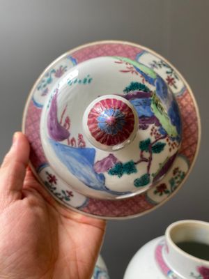 Een paar Chinese famille rose dekselvazen met een bergachtig rivierlandschap, Yongzheng — foto 12