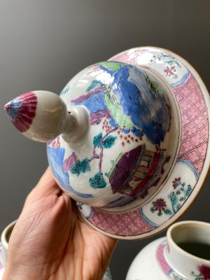 Een paar Chinese famille rose dekselvazen met een bergachtig rivierlandschap, Yongzheng — foto 13