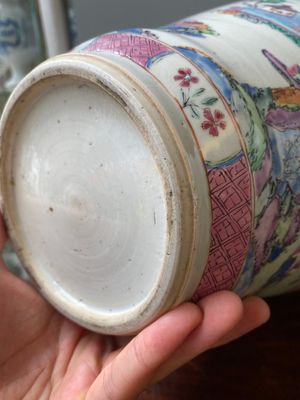 Een paar Chinese famille rose dekselvazen met een bergachtig rivierlandschap, Yongzheng — foto 19