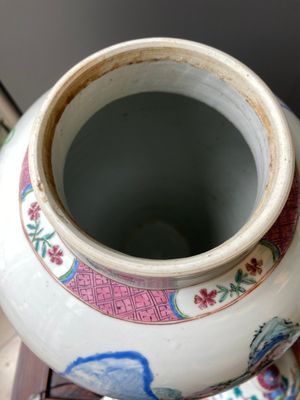 Een paar Chinese famille rose dekselvazen met een bergachtig rivierlandschap, Yongzheng — foto 6