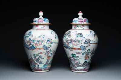 Een paar Chinese famille rose dekselvazen met een bergachtig rivierlandschap, Yongzheng