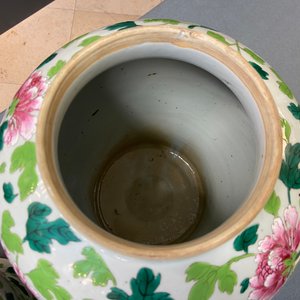 Een paar Chinese famille rose dekselvazen met een draak en een feniks, 19e eeuw — foto 11