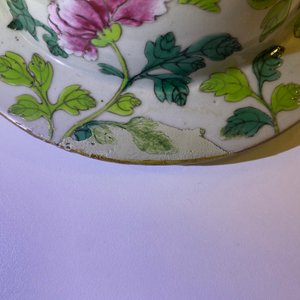 Een paar Chinese famille rose dekselvazen met een draak en een feniks, 19e eeuw — foto 19